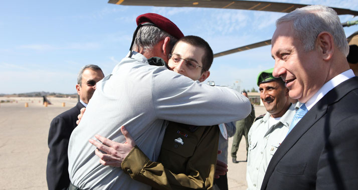 Schalit nach der Freilassung mit dem Generalstabschef – die Armee bilanziert das Verhalten der ehemaligen Häftlinge.