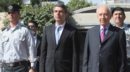 Schimon Peres (r.) hat den bulgarischen Staatspräsidenten Rossen Plewneliew (M.) in Jerusalem empfangen.