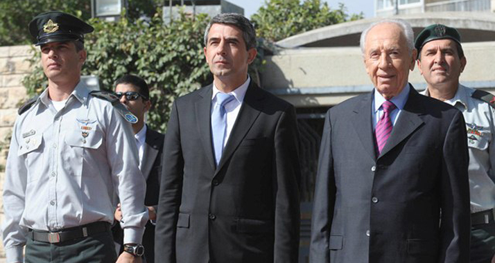 Schimon Peres (r.) hat den bulgarischen Staatspräsidenten Rossen Plewneliew (M.) in Jerusalem empfangen.