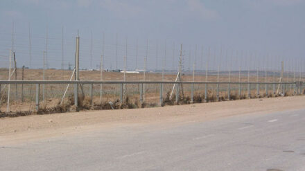 Am Grenzzaun zwischen dem Gazastreifen und Israel hat ein Offizier bei einer Explosion Verletzungen erlitten.