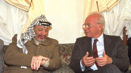 Jitzhak Rabin bei einem Treffen mit dem damaligen Palästinenserpräsidenten Jasser Arafat