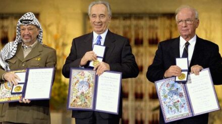Jitzhak Rabin (r.) hatte zusammen mit Israels Staatspräsident Schimon Peres und Palästinenserführer Jasser Arafat (l.) den Friedensnobelpreis erhalten.