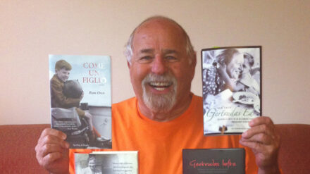 Michael Stolowitzky mit den verschiedenen Übersetzungen seines Buchs "Für dich habe ich es gewagt"