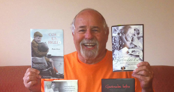 Michael Stolowitzky mit den verschiedenen Übersetzungen seines Buchs "Für dich habe ich es gewagt"