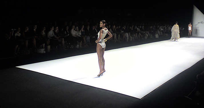 Eines von Lea Gottliebs Werken wird auf dem Laufsteg präsentiert.