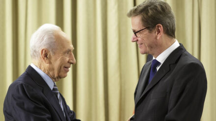 Diplomatie in schwierigen Zeiten: Guido Westerwelle hat Schimon Peres die Solidarität Deutschlands zugesagt.