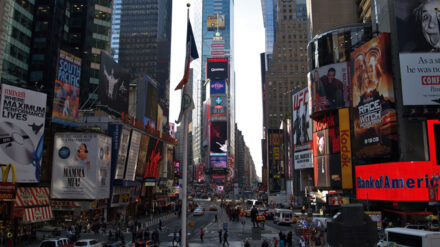 Am Times Square in Manhatten demonstrierten Hunderte gegen die "Operation Wolkensäule".