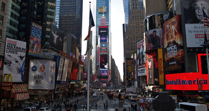 Am Times Square in Manhatten demonstrierten Hunderte gegen die "Operation Wolkensäule".