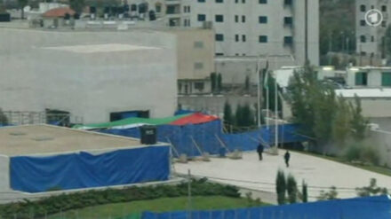 Blaue Planen versperren den Medien einen direkten Blick auf die Vorgänge am Mausoleum Jasser Arafats.