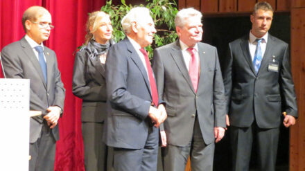 Bundespräsident Gauck (2.v.r.) beim Wallenberg-Projekt in Berlin – mit auf dem Bild zwei Enkel des Geehrten Kurzbach