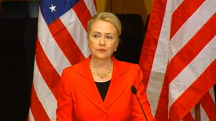 US-Außenministerin Hillary Clinton wird Hilfsleistungen an die Palästinenser verklagt.