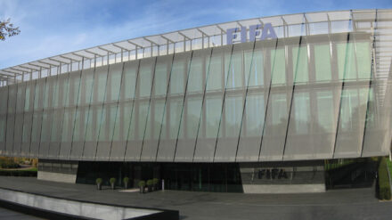 Der unpolitische Weltfußballverband FIFA finanziert den Wiederaufbau des Stadions in Gaza.