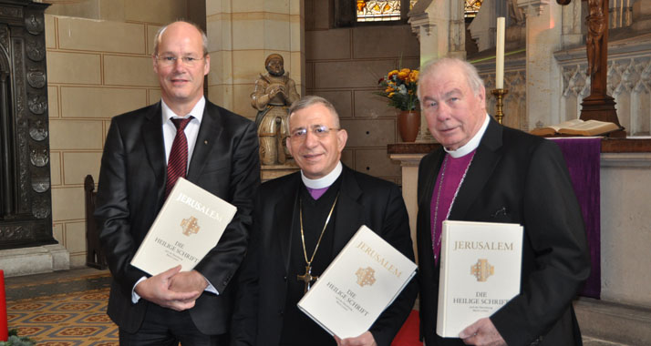 Die Bibel ist Kulturgut, finden Thies Gundlach, Bischof Munib A. Junan und Bischof Jobst Schöne (v.l.).