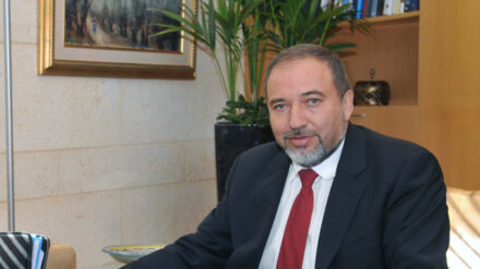 Lieberman will erst die palästinensischen Schulden gedeckt sehen, bevor Israel Steuern zahlt.