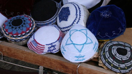 Der israelische Botschafter in Dänemark rät dazu die Kippa erst innerhalb einer Synagoge aufzusetzen.