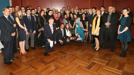 Studenten und Ehrengäste, ganz links Botschafter Hadas-Handelsman, vorn Mitte Botschafter Primor, Mitte Königin Beatrix und Bundespräsident Gauck