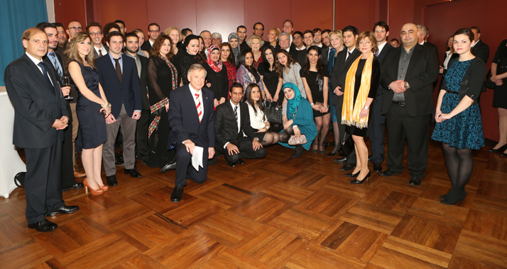 Studenten und Ehrengäste, ganz links Botschafter Hadas-Handelsman, vorn Mitte Botschafter Primor, Mitte Königin Beatrix und Bundespräsident Gauck