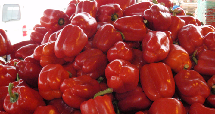 Vitaminreich: rote Paprika auf einem israelischen Markt