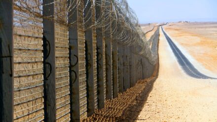 An der Grenze zu Ägypten hat Israel einen Sicherheitszaun errichtet, um sich vor Terroristen und illegalen Einwanderern zu schützen.