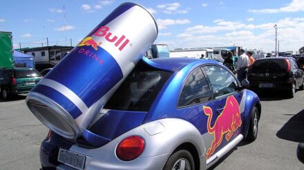 Der Konzern Red Bull stellt seine Arbeit in Israel weitestgehend ein. (Im Bild: Eines der Autos für die Red Bull-Werbekampagnen.)