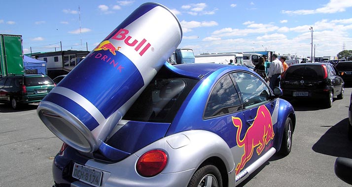 Der Konzern Red Bull stellt seine Arbeit in Israel weitestgehend ein. (Im Bild: Eines der Autos für die Red Bull-Werbekampagnen.)