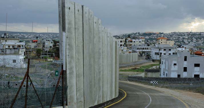 Durch die Ortschaft Baka führt die israelische Sicherheitsanlage, hier in Form einer Mauer. Israel war gegen die Teilung, hat diese nach internationalem Druck jedoch durchgesetzt.