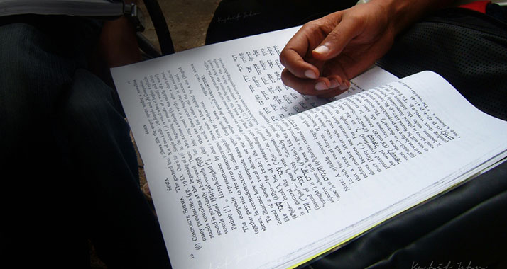 19 Studenten an der Universität Gaza sitzen ab jetzt auch über Hebräischbüchern.