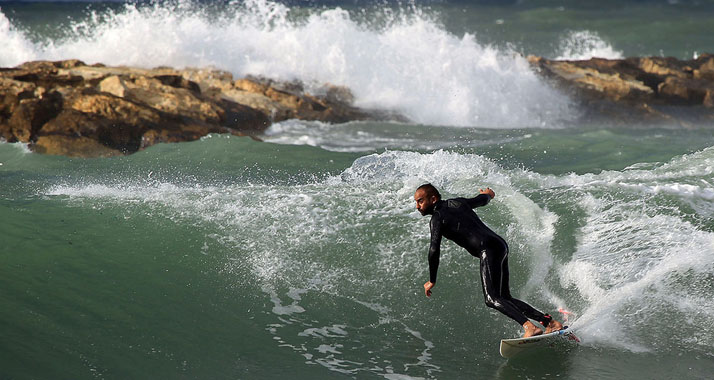 Auch für Surfer ist die Küste Tel Avivs bestens geeignet.