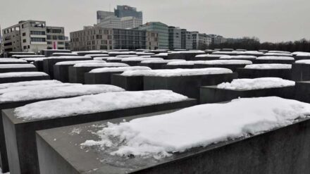 Das Holocaust-Mahnmal in Berlin erinnert an das Leid der Juden in Europa. Viele, die den Nazis entkommen konnten, leben noch heute in Armut.