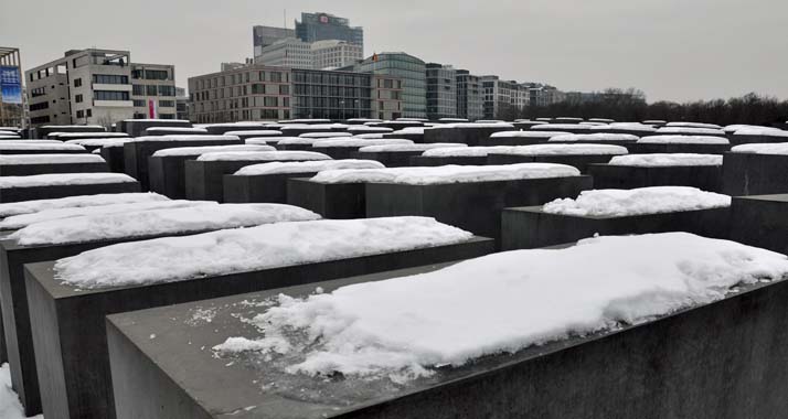 Das Holocaust-Mahnmal in Berlin erinnert an das Leid der Juden in Europa. Viele, die den Nazis entkommen konnten, leben noch heute in Armut.