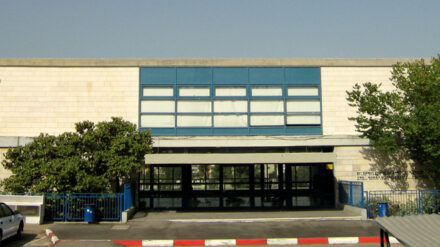 Drei Achtklässlerinnen der Jerusalemer "Lejada-Schule" setzen sich für die Evolutionslehre im Unterricht ein.