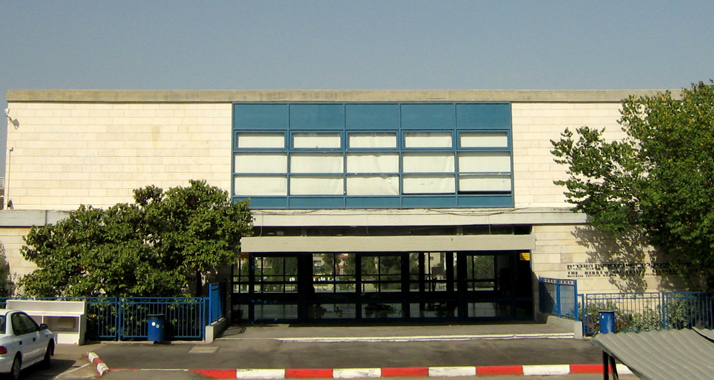 Drei Achtklässlerinnen der Jerusalemer "Lejada-Schule" setzen sich für die Evolutionslehre im Unterricht ein.