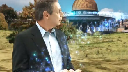 Im glitzernden Staub verschwindet der Felsendom, an seine Stelle tritt der Jerusalemer Tempel.