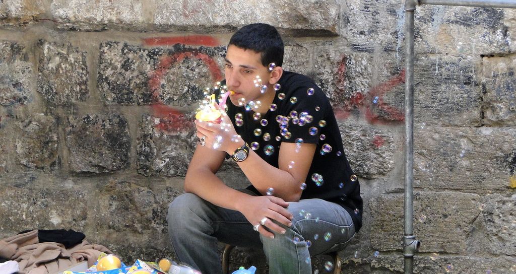 Nur Seifenblasen erlaubt? Kritik an der PA wird mit einem Jahr Haft bedacht.