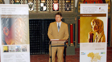 Der Professor Holm Große stellt die Sachsen-Ausstellung in Jerusalem vor.