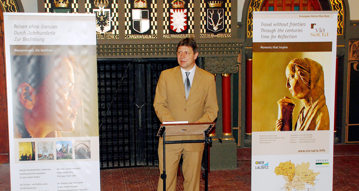 Der Professor Holm Große stellt die Sachsen-Ausstellung in Jerusalem vor.