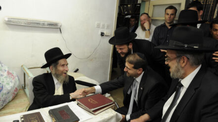 Rabbi Steinman – hier mit dem US-Botschafter Dan Shapiro – ist betrübt über den Umgang mit den Torah-Studenten.