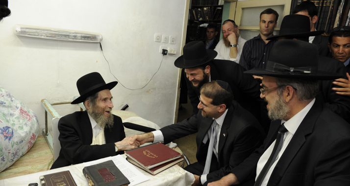 Rabbi Steinman – hier mit dem US-Botschafter Dan Shapiro – ist betrübt über den Umgang mit den Torah-Studenten.