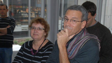 Der Kurator der Ausstellung, David Mevorach (r.)