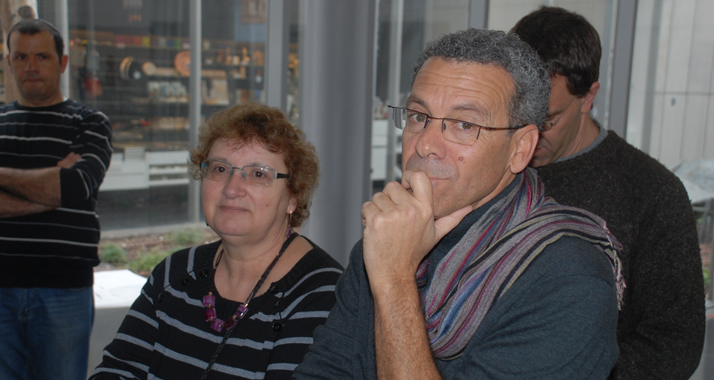 Der Kurator der Ausstellung, David Mevorach (r.)