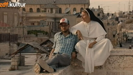 Zusammen mit Co-Moderator Rainer Maria Jilg bereist Schwester Jordana unter anderem Israel. (Im Bild: Ausschnitt aus der ersten Folge der ZDF-Dokumentation)