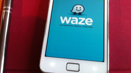 Mit der App "Waze" ist GPS-Navigation über das Smartphone möglich.