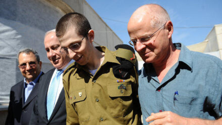 Zweifelhaftes Vorbild: Gilat Schalit kam im Austausch von 1.027 Palästinensern frei. Das Bild zeigt ihn bei seiner Freilassung im Oktober 2011.