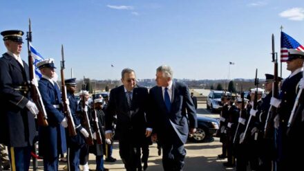 Gemeinsamer Schritt: Hagel empfängt Barak in Washington.