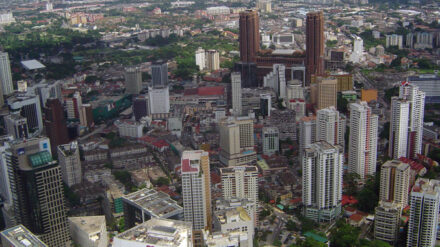 Aus der malaysischen Hauptstadt Kuala Lumpur kommen Gelder für palästinensische Baumaßnahmen.