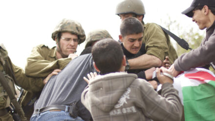UNICEF wirft Israel einen zu harten Umgang mit minderjährigen Palästinensern vor. (Im Bild: Festnahme eines Jugendlichen bei einer Demonstration in Beit Ommar)