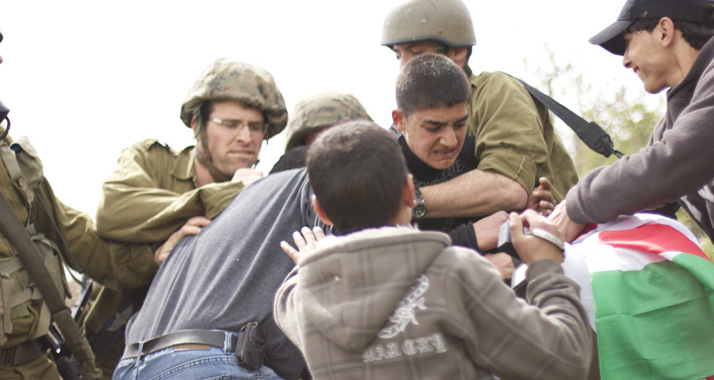 UNICEF wirft Israel einen zu harten Umgang mit minderjährigen Palästinensern vor. (Im Bild: Festnahme eines Jugendlichen bei einer Demonstration in Beit Ommar)