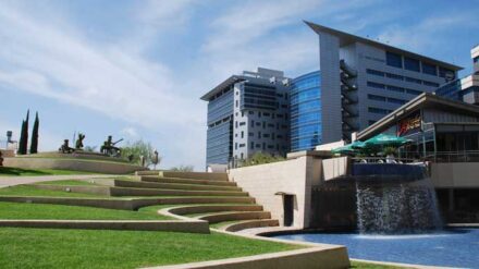 Viele Hochtechnologie-Unternehmen siedeln sich in Israel an, im Bild das Gebäude von "Agilent". Viele Israelis sammeln erste Berufserfahrungen in der Armee.