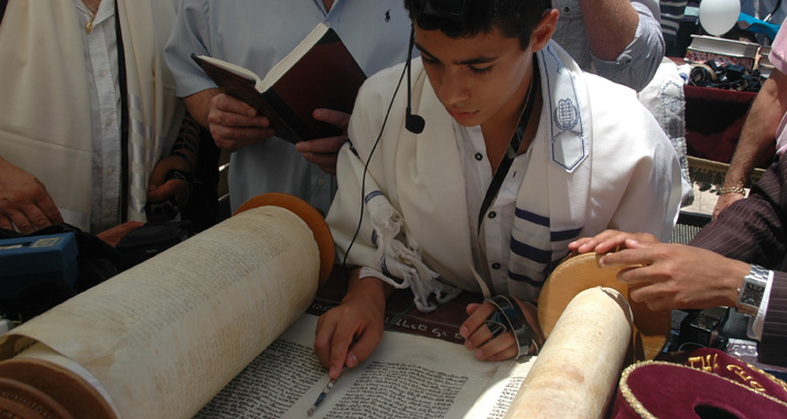 Die jugendlichen Quizteilnehmer haben sich auch mit der Torah beschäftigt. (Archivbild)