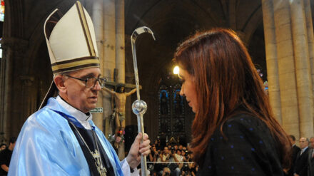 Weckt Hoffnung bei Juden: der neue Papst (hier 2008 mit der argentinischen Präsidentin Kirchner bei einer Messe)